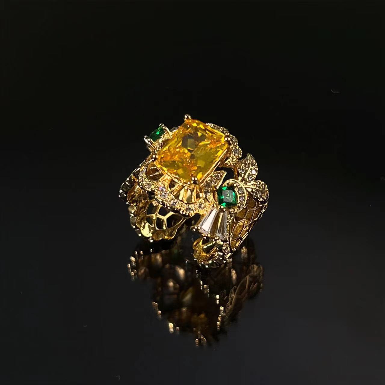 High-end retro colored gemstone ring